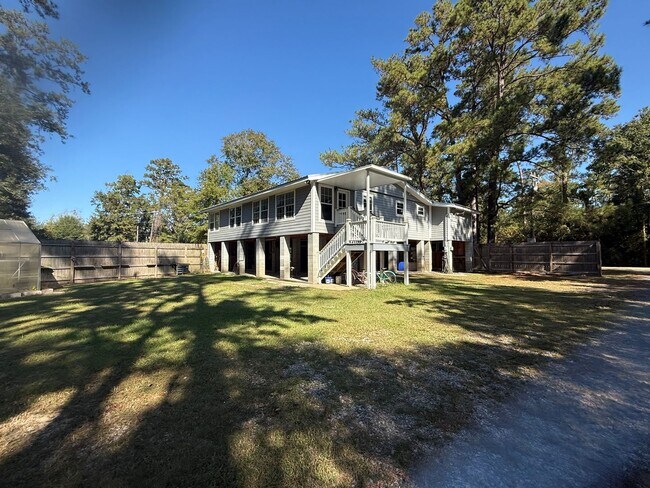 Building Photo - Cottage On The Water