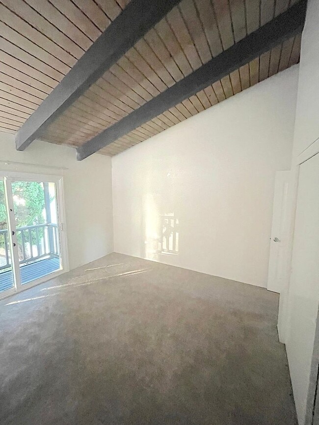 Building Photo - M/I SPECIAL - Remodeled Townhome in Point ...