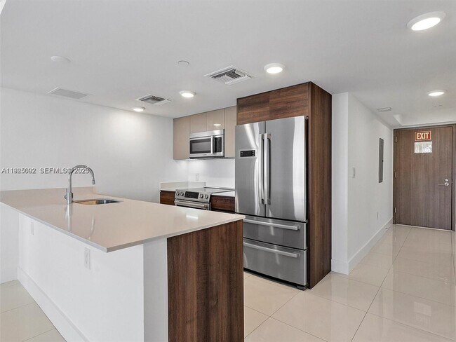 Building Photo - 9261 E Bay Harbor Dr