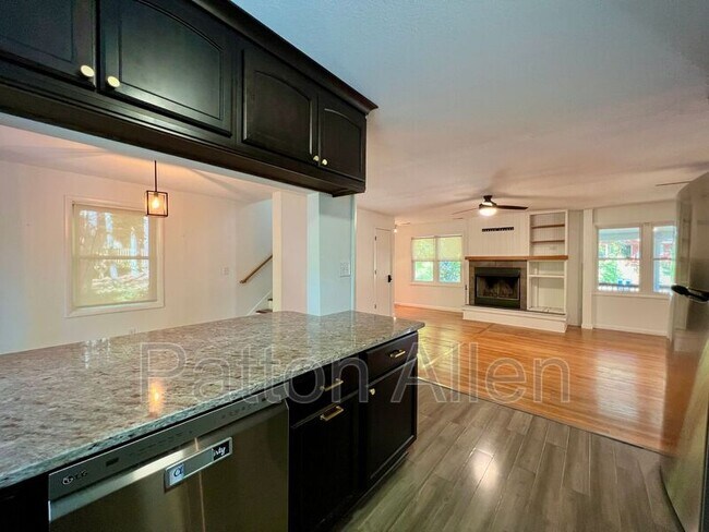 Building Photo - 126 Locust Ct