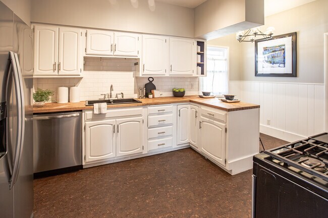 Building Photo - 1124 S Newport Ave