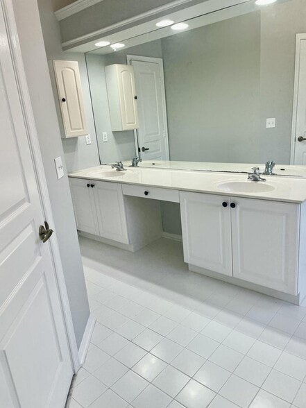 Building Photo - 403 4th Ln