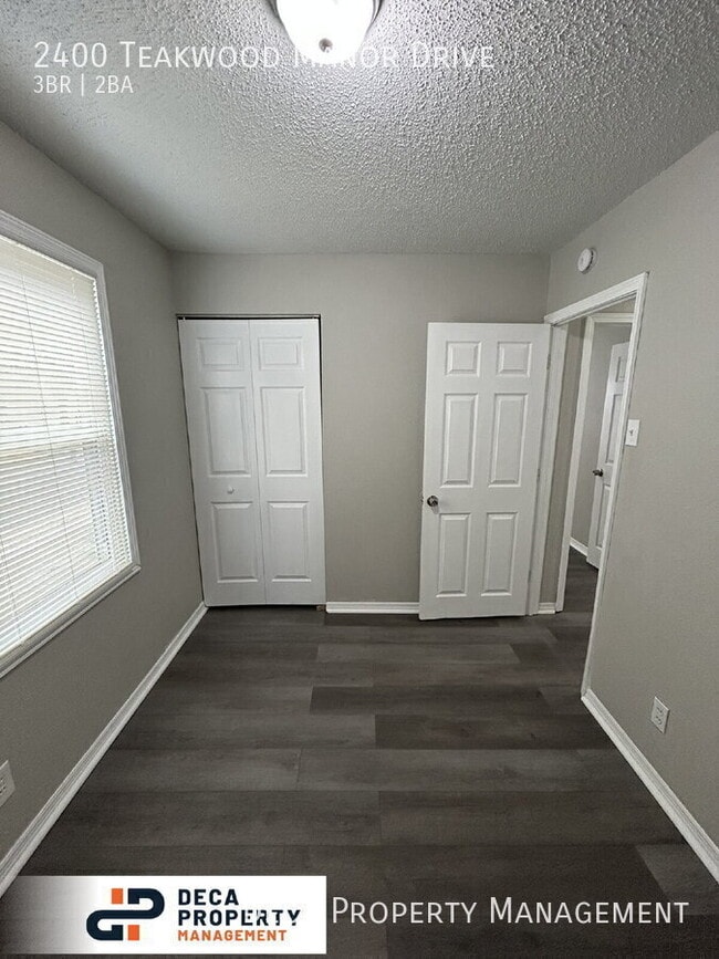 Building Photo - 2400 Teakwood Manor Dr