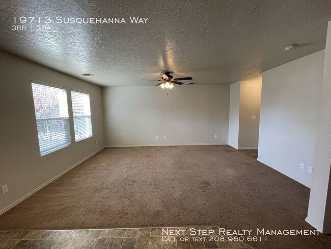 Building Photo - 3 Bed 2.5 Bath Home