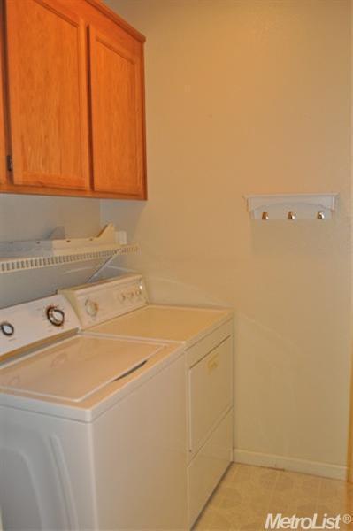 Building Photo - Comfortable Contemporary  Furnished home Short term rental only