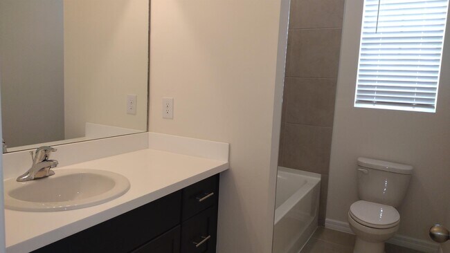 Building Photo - 816 Friendship Cir