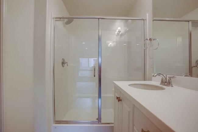 Building Photo - Beautiful 4 Bedroom Townhome! Built in 202...