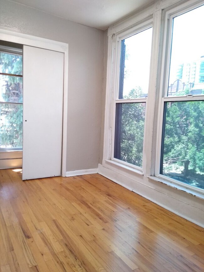 Building Photo - Top Floor 1 Bedroom in Historic Capitol Hill