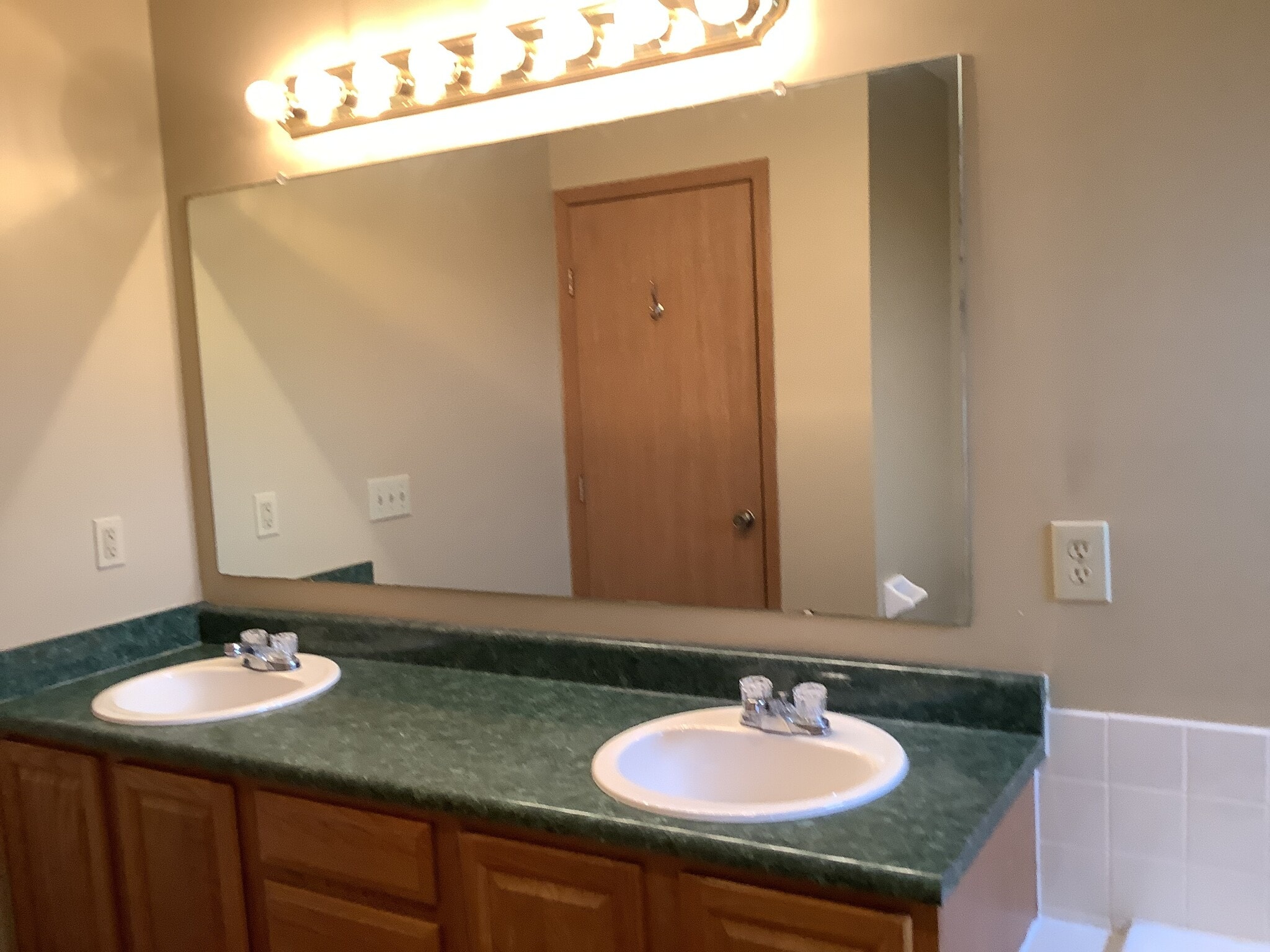 Building Photo - 452 Crestmoore Dr