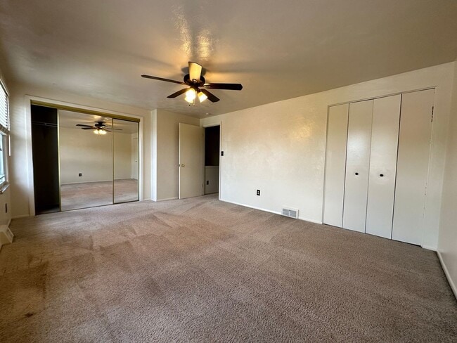 Building Photo - Beautiful Two Bedroom Townhouse in Plum! Equipped Kitchen, Patio & More! Call Today!