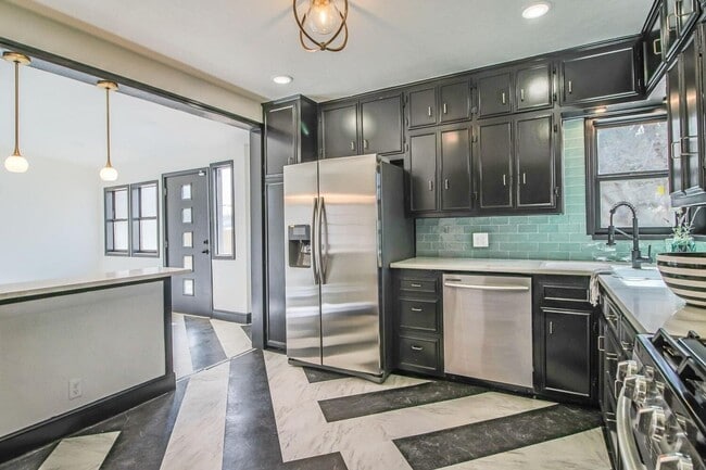 Building Photo - PRE LEASING for fall 2026! 4/2 in heart of Lubbock!