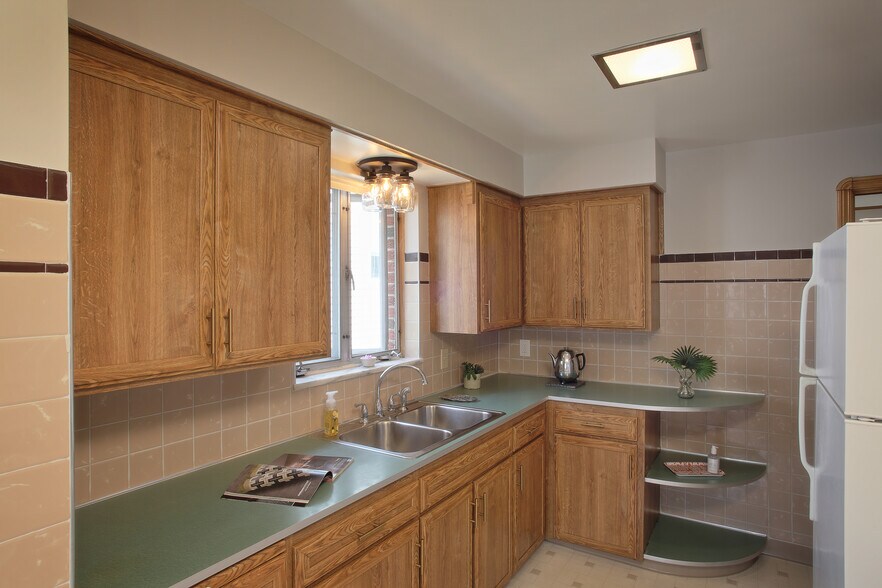 Building Photo - 2186 Chesterland Ave