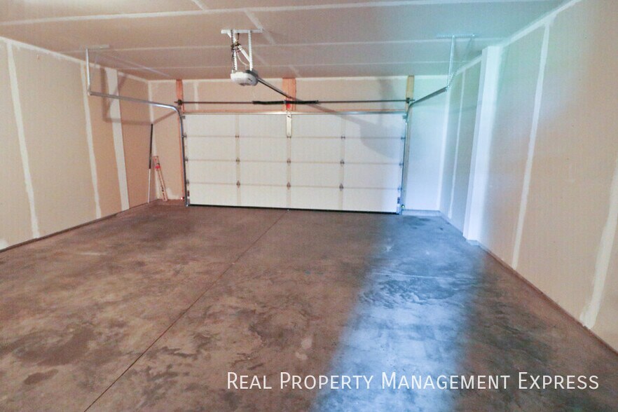 Building Photo - Beautiful 2 Story Townhome with Loads of A...