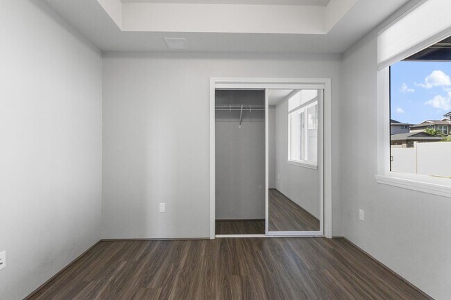Building Photo - Bright 4-Bedroom Pet-Friendly Golf-Course ...