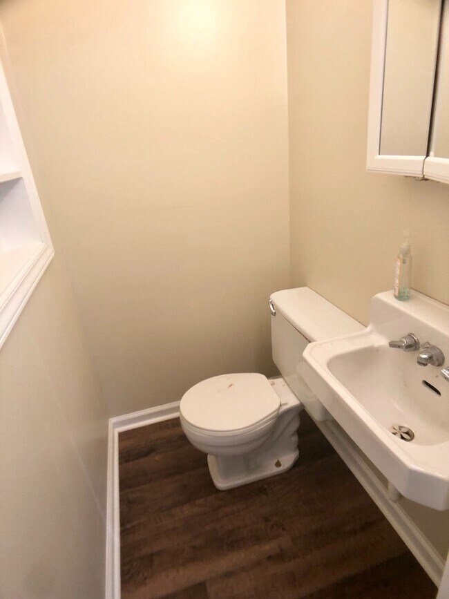 Building Photo - 3 BR close to Linley Park and Arboretum