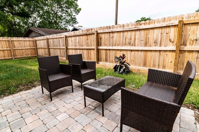 Building Photo - Spacious 3BR/3BA home in a quiet neighborh...