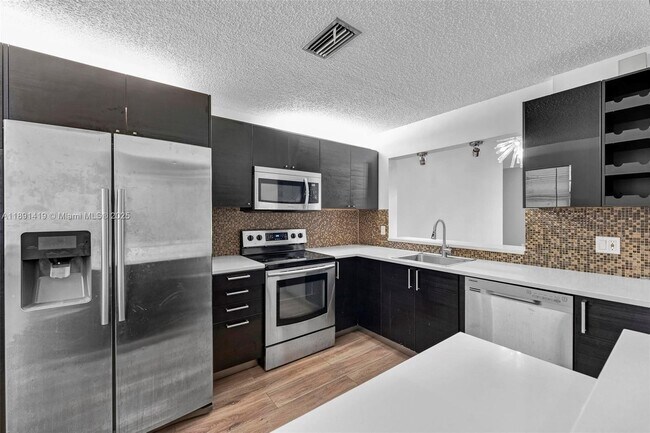 Building Photo - 8790 Holly Ct