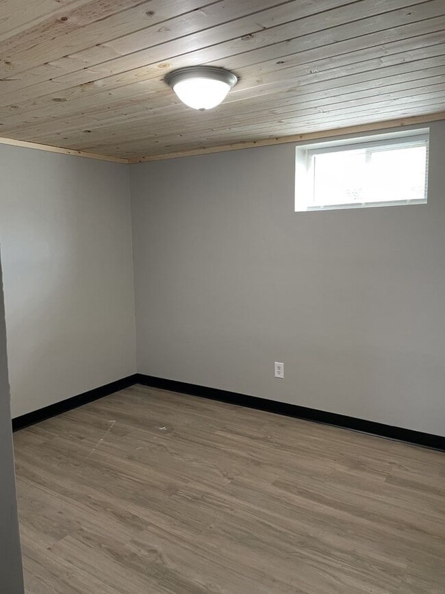 Building Photo - 4 Bedroom Two-Story Home with Large Yard, Lawn Care Included