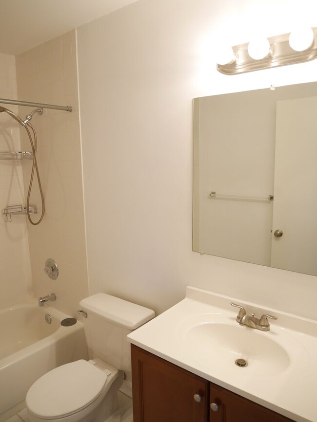 Building Photo - Roomy Two Bedroom Condo- Glen Burnie, MD