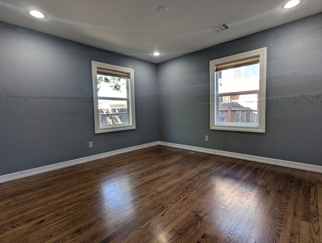 Building Photo - Beautiful 2 bedroom/1 bath home with solid surface flooring!