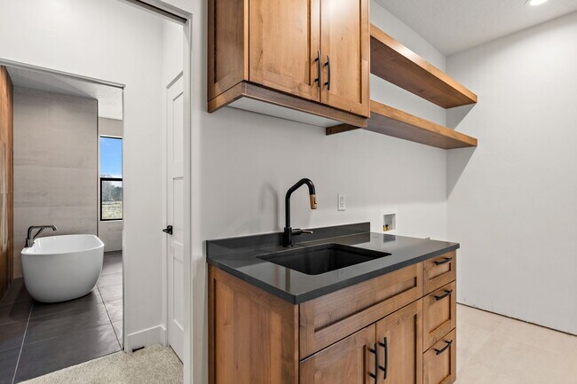 Building Photo - 98 S Carbon Rivet Ave