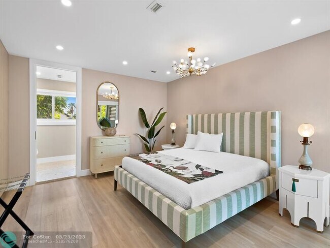 Building Photo - 325 Poinciana Dr