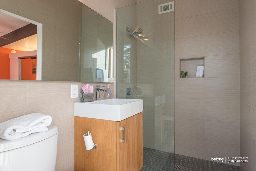 Building Photo - 655 E Racquet Club Rd