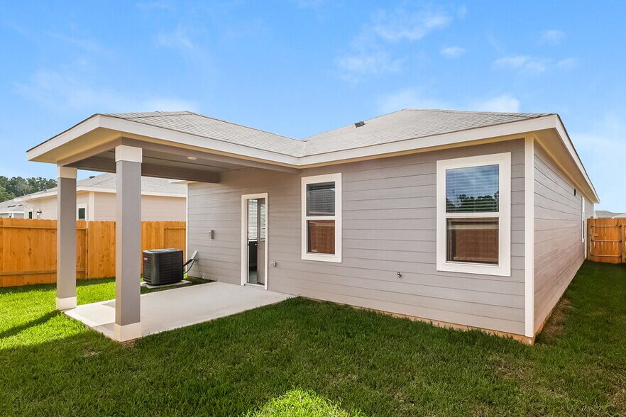 Building Photo - 15663 Plum Brk Dr