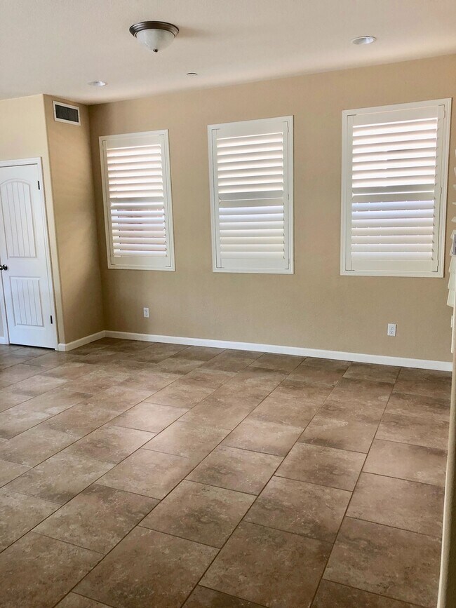 Building Photo - 2404 N Chardonnay Pl