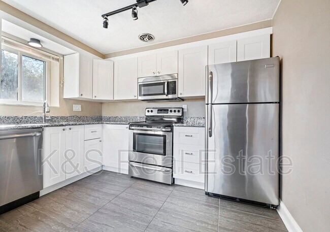 Building Photo - 29 Coulter St