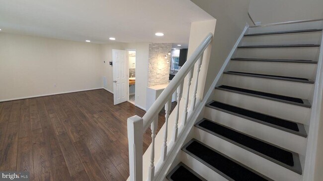 Building Photo - 5813 Shana Pl