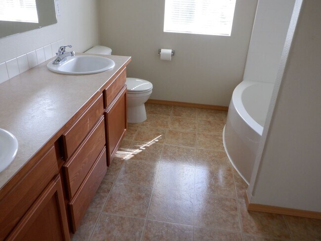 Building Photo - 2320 Simmons St