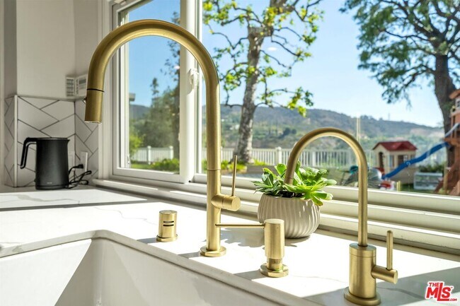 Building Photo - 2324 Banyan Dr