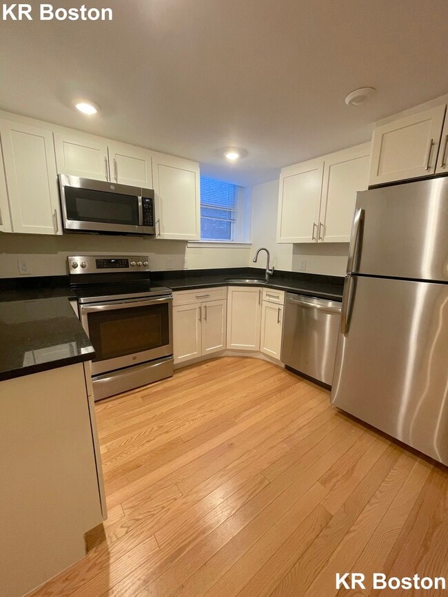 Building Photo - 63 Green St