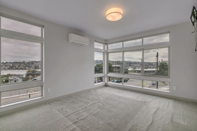 Building Photo - Modern Townhouse with Rooftop Deck & Skyli...