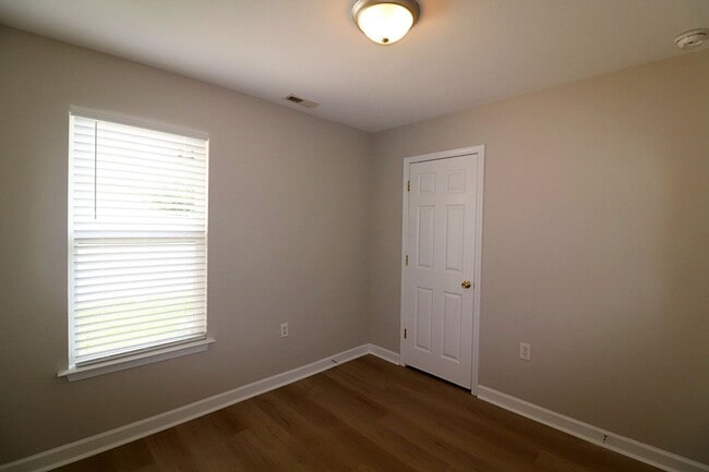 Building Photo - Location! Location! 3 bedroom End Unit Tow...
