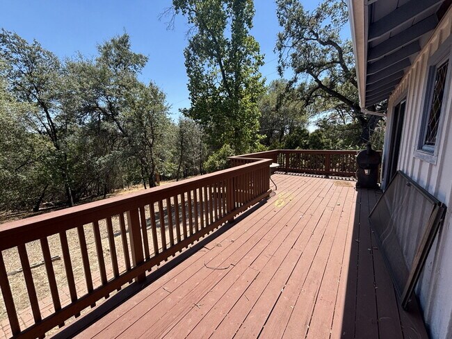 Building Photo - Amazing large 3-bedroom home in highly desirable neighborhood in Placerville with pool!