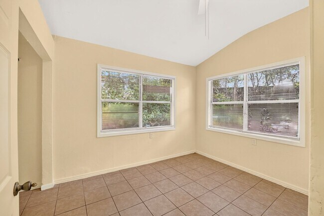 Building Photo - 1000 SW 9th St