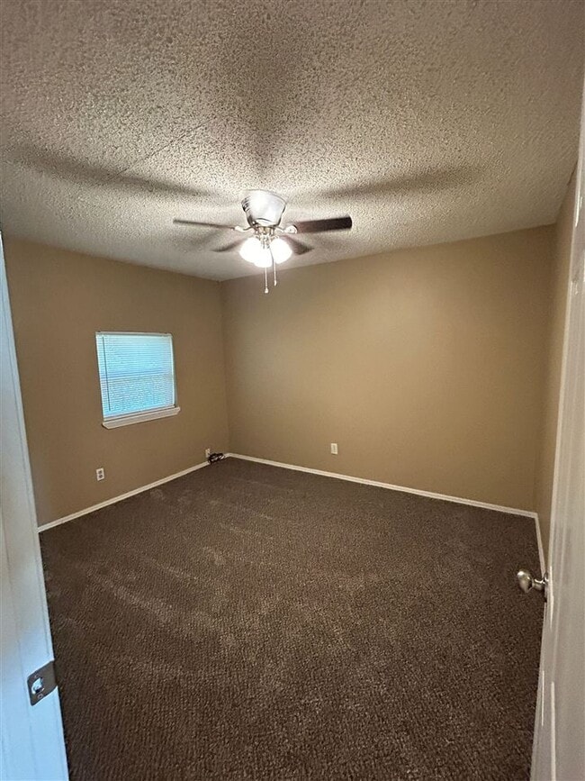 Building Photo - 6202 NW Elm Ave