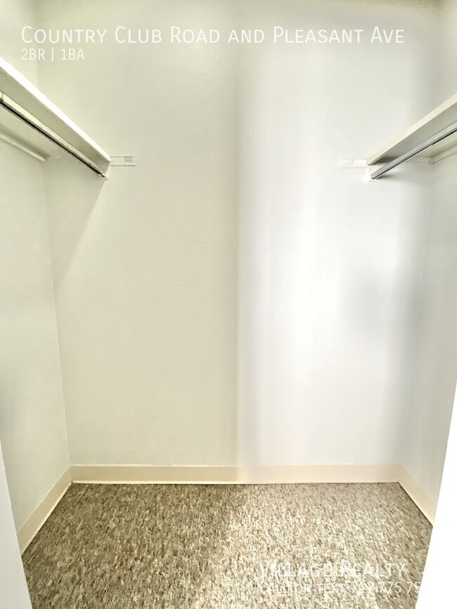 Building Photo - Roomy 2-bed end-unit w/ on-site laundry & ...