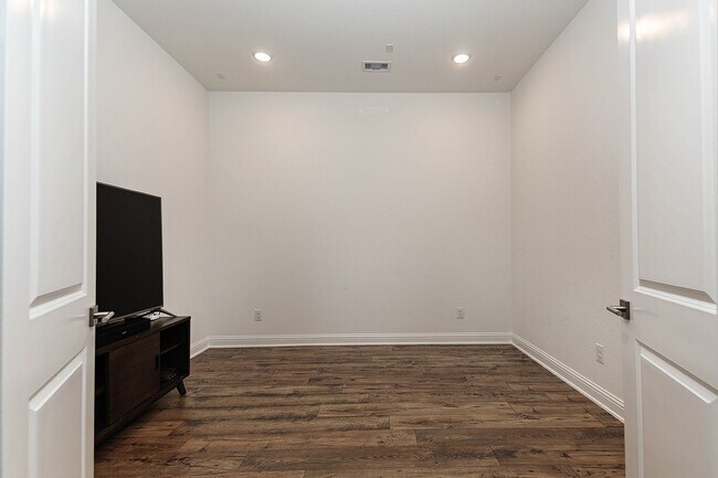 Building Photo - 1137 Stillwater Pond Dr