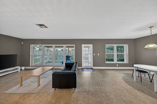 Building Photo - 2750 SE 3rd St