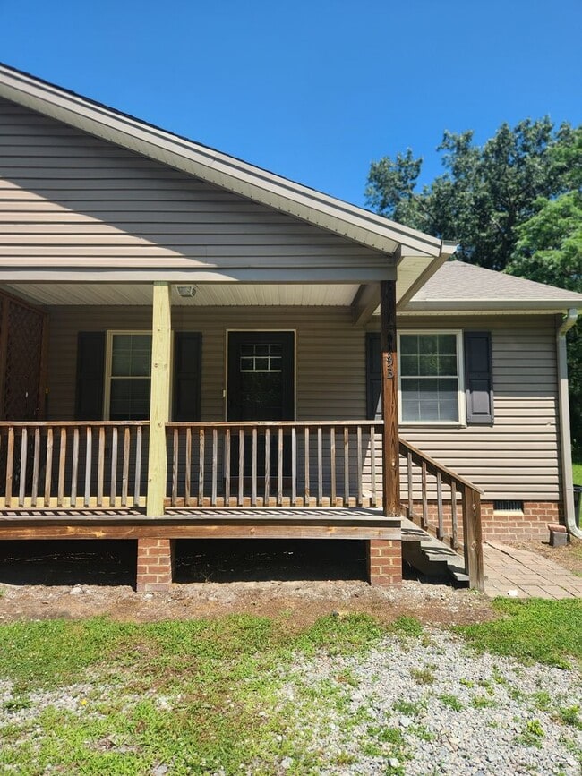 Building Photo - 2 bed 1 bath Duplex Blackstone-Convenient to Fort Pickett