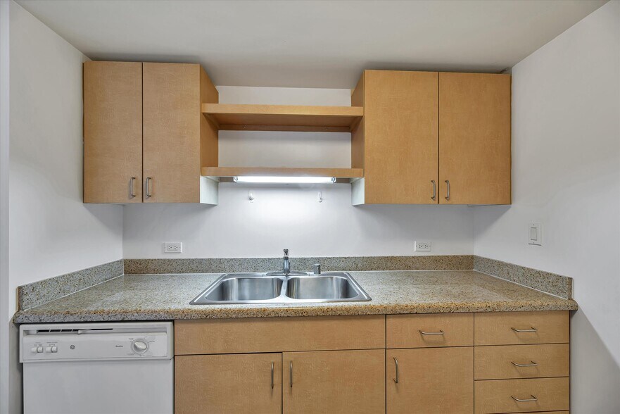 Building Photo - 425 W Beech St