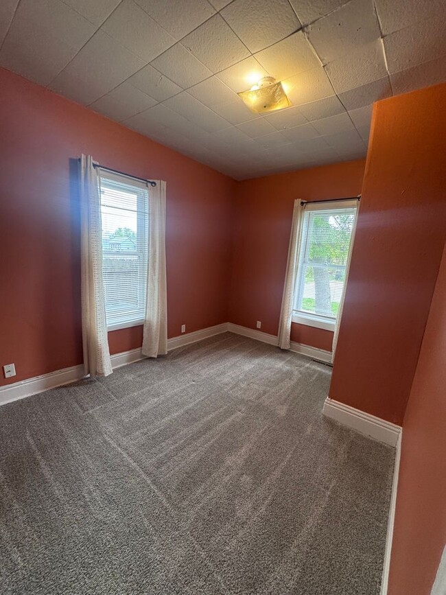Building Photo - Updated South End 3 Bedroom