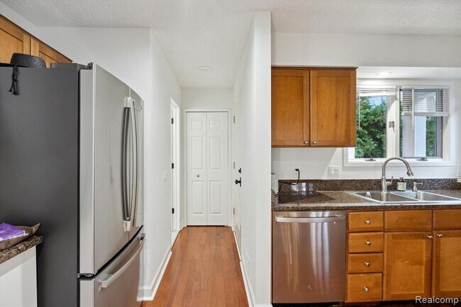 Building Photo - 677 E Lincoln St