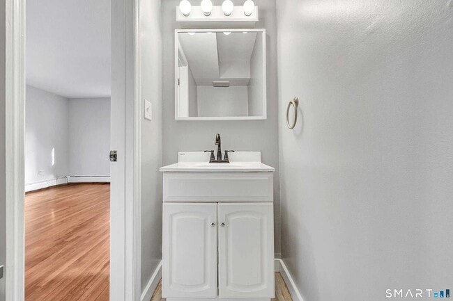 Building Photo - 249 Sunnyridge Ave