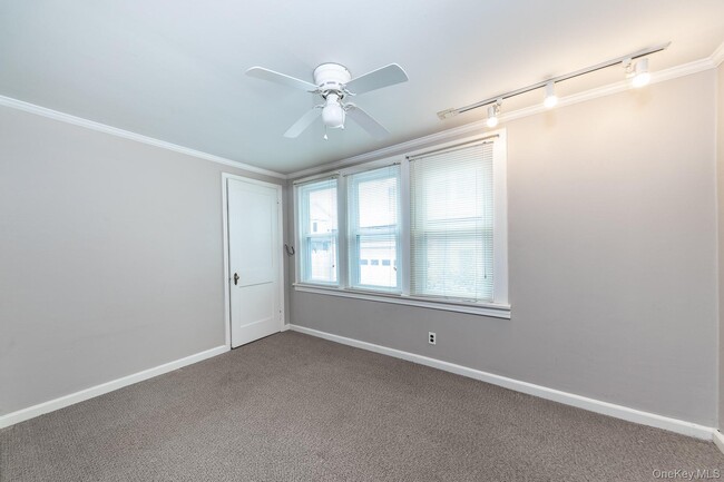 Building Photo - 5 Lewis Pl