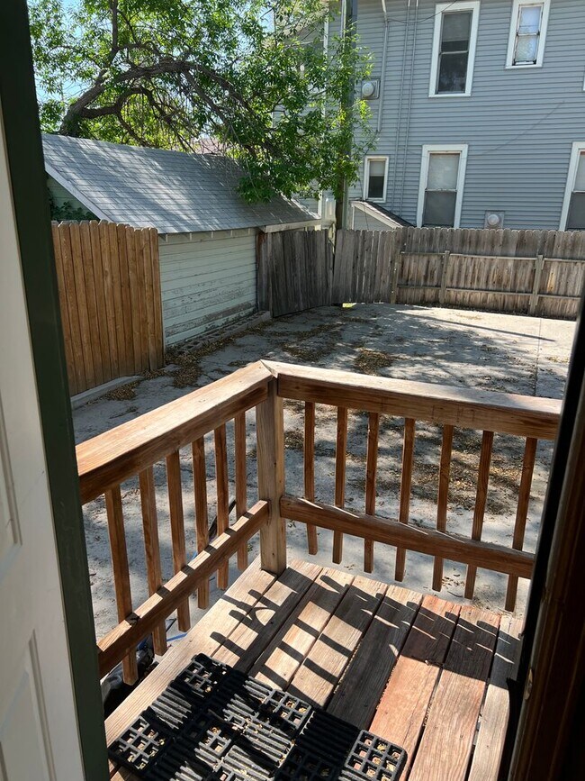 Building Photo - AVAILABLE NOW - BEAUTIFUL 6 bedroom home F...