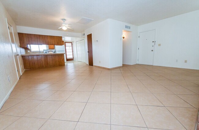 Building Photo - Charming Cul De Sac Home with Fireplace, Central A/C & Garage!